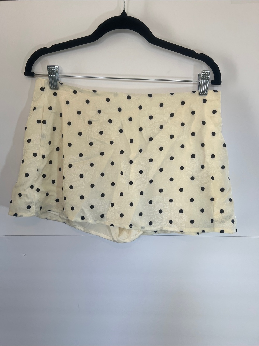 Princess Polly Cream Polka Dot Skort Shorts - Women's, size 4